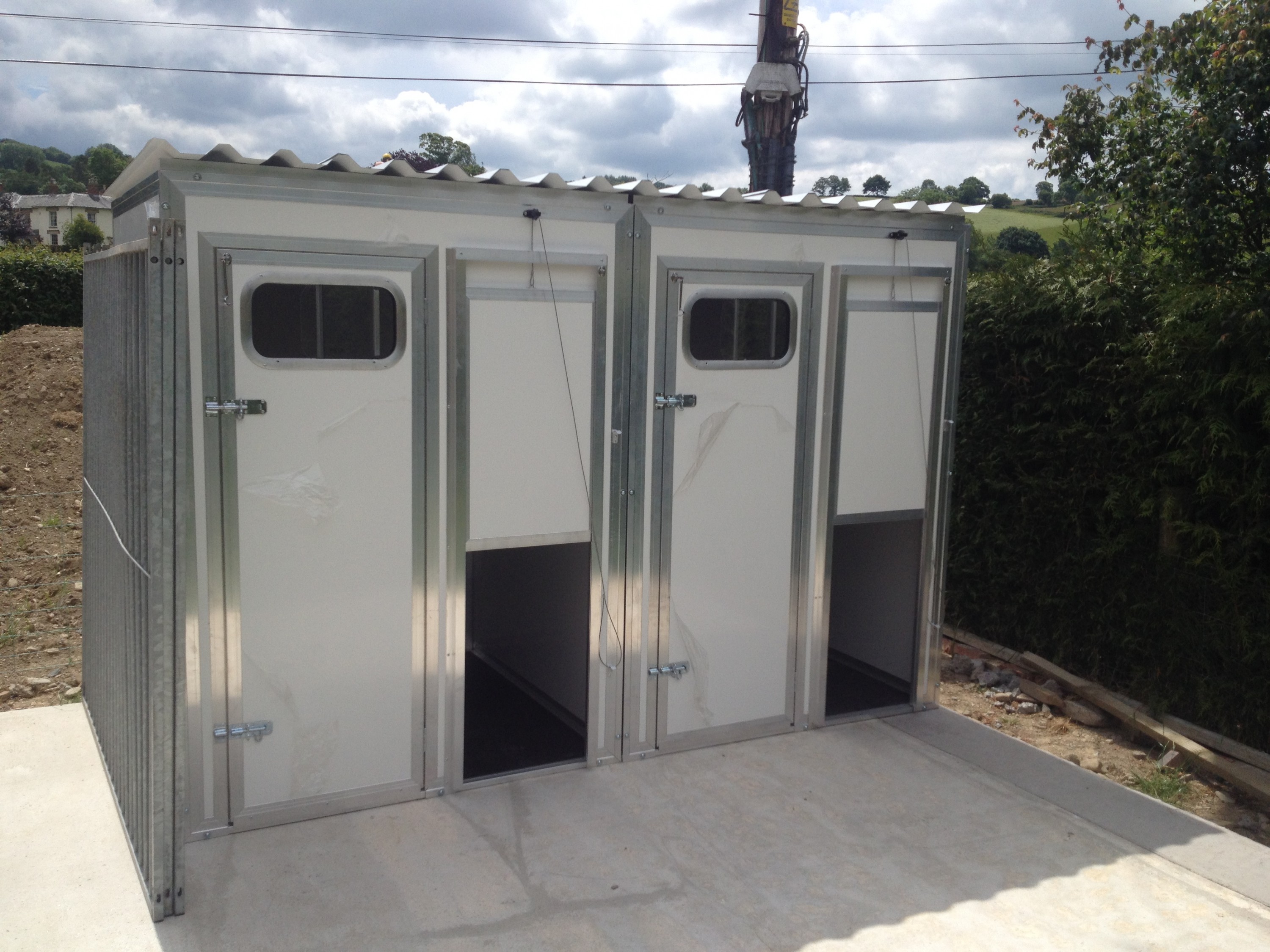 Double Block of Walk in Kennels Chicubes
